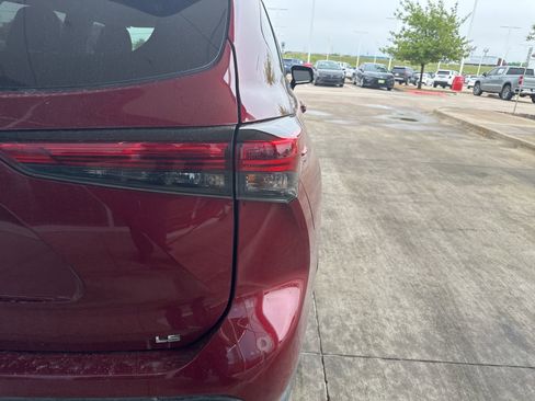 Used 2021 Toyota Highlander LE FWD image 6