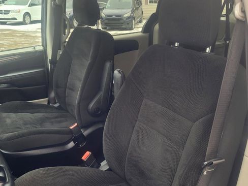 Used 2019 Dodge Grand Caravan SE w/ UConnect Hands-Free Group image 12