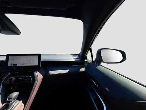 Used 2023 Toyota Venza XLE image 20