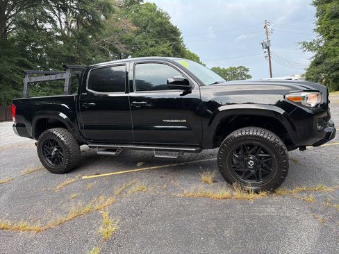 Used 2017 Toyota Tacoma SR5 w/ Tow Package RWD image 12