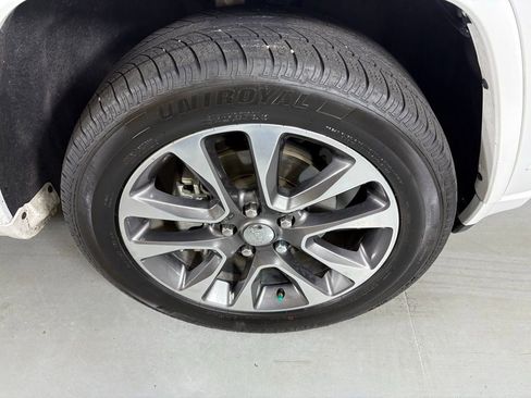 Used 2017 Jeep Grand Cherokee Overland w/ Jeep Active Safety Group image 10