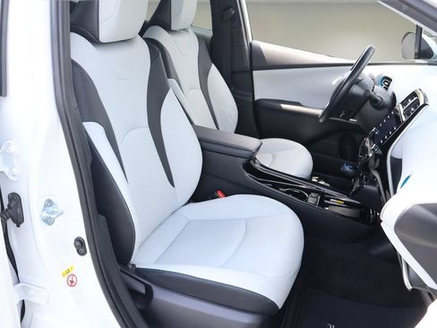 Certified 2021 Toyota Prius XLE FWD image 17