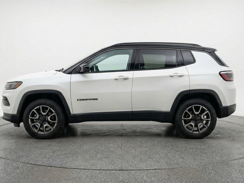 Used 2025 Jeep Compass Trailhawk AWD/4WD image 5
