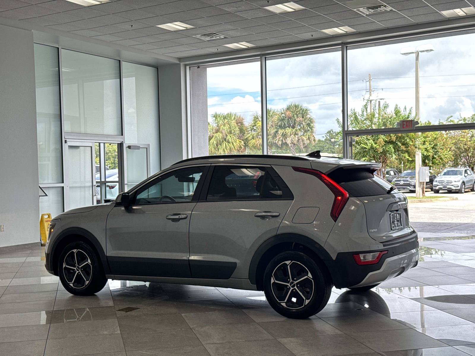 Used 2023 Kia Niro EX FWD image 27