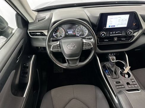 Used 2024 Toyota Highlander LE AWD/4WD image 10