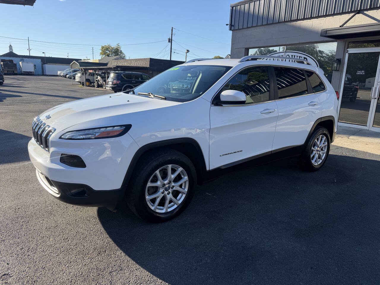 Used 2017 Jeep Cherokee Latitude w/ Cold Weather Group AWD/4WD image 2