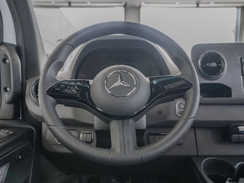 Used 2025 Mercedes-Benz Sprinter 2500 image 9