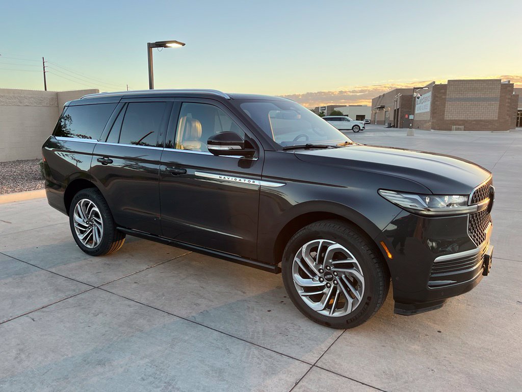 Used 2025 Lincoln Navigator Reserve AWD/4WD image 5