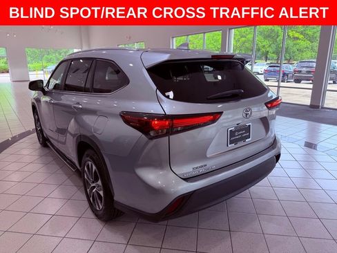 Used 2023 Toyota Highlander XLE FWD image 5