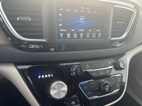 Used 2021 Chrysler Voyager Lxi FWD image 17