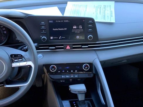 Used 2022 Hyundai Elantra SEL FWD image 10