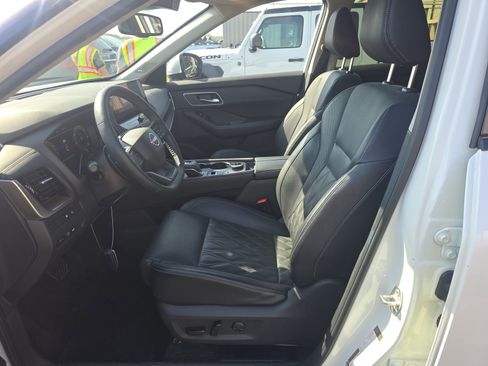 Used 2025 Nissan Rogue Platinum w/ Tech Package AWD/4WD image 9