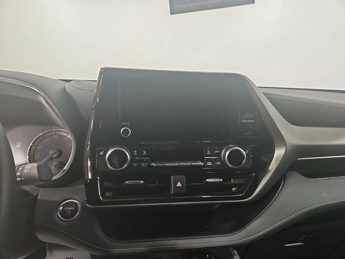 Used 2023 Toyota Highlander XLE AWD/4WD image 19