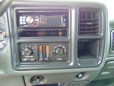 Used 2005 Chevrolet Silverado 2500 LS w/ Heavy-Duty Power Package RWD image 22