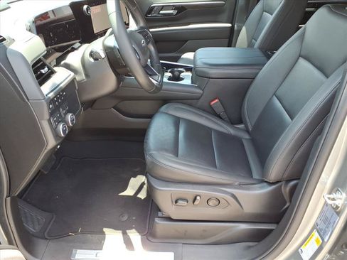 Used 2025 Chevrolet Suburban Z71 AWD/4WD image 12