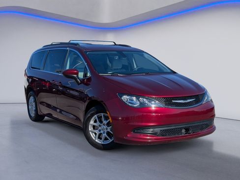 Used 2021 Chrysler Voyager Lxi image 2
