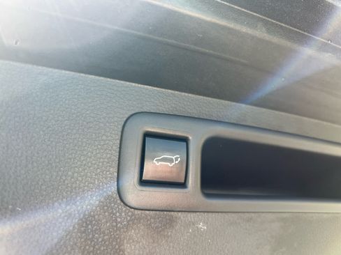 Used 2023 Toyota Highlander XLE AWD/4WD image 11