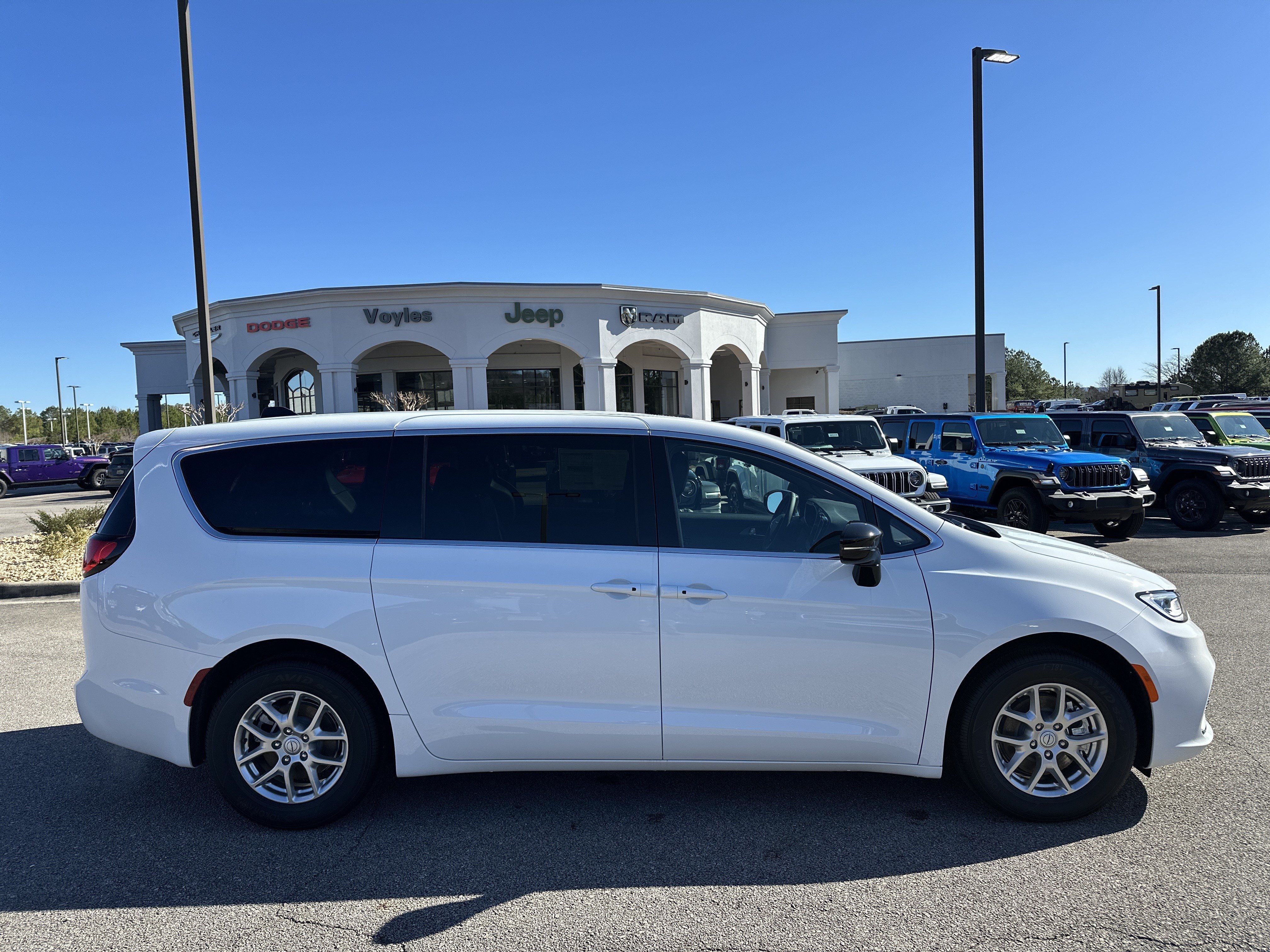 New 2026 Chrysler Pacifica Select FWD image 8