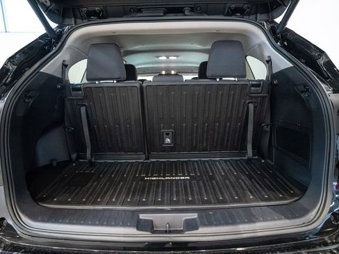 Certified 2025 Toyota Highlander LE AWD/4WD image 36