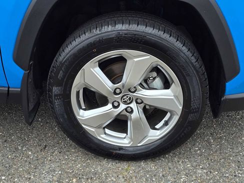 Certified 2021 Toyota RAV4 XLE Premium AWD/4WD image 9