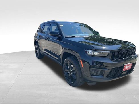New 2025 Jeep Grand Cherokee Altitude image 8