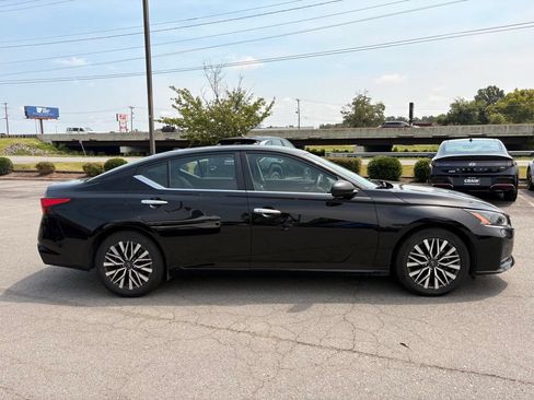 Used 2025 Nissan Altima 2.5 SV FWD image 8