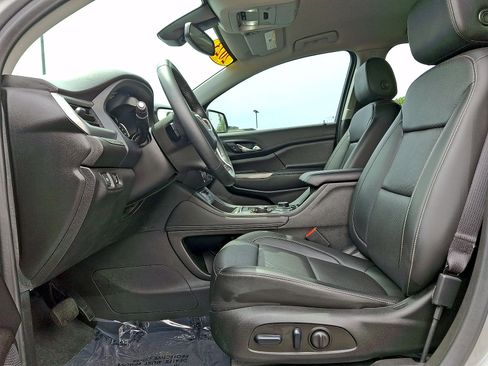 Used 2023 GMC Acadia SLT w/ LPO, Floor Liner Package FWD image 11