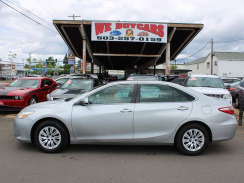 Used 2015 Toyota Camry LE FWD image 3