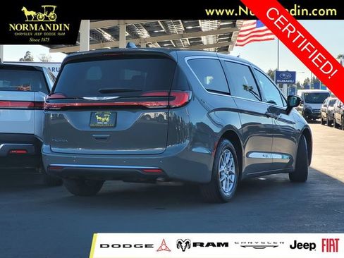 Certified 2025 Chrysler Pacifica Select FWD image 4