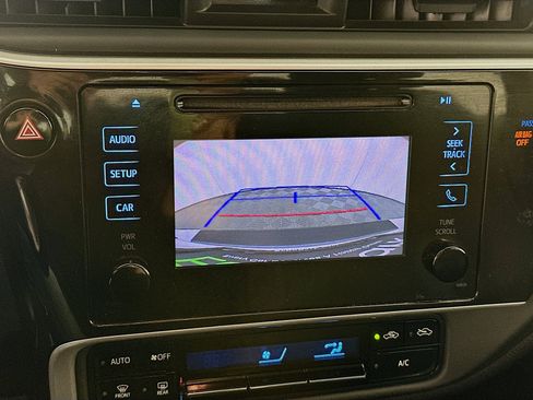 Used 2018 Toyota Corolla LE FWD image 19