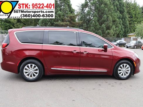 Used 2017 Chrysler Pacifica Touring-L FWD image 9