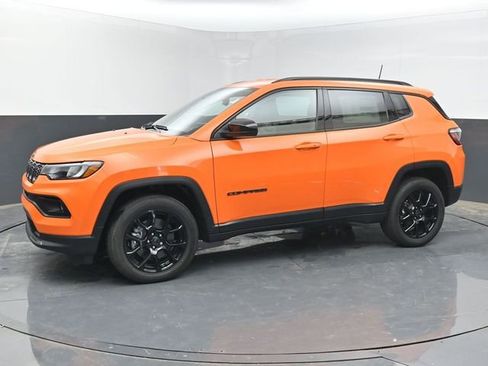 Used 2026 Jeep Compass Latitude AWD/4WD image 2