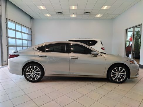 Used 2021 Lexus ES 250 w/ Premium Package AWD/4WD image 2