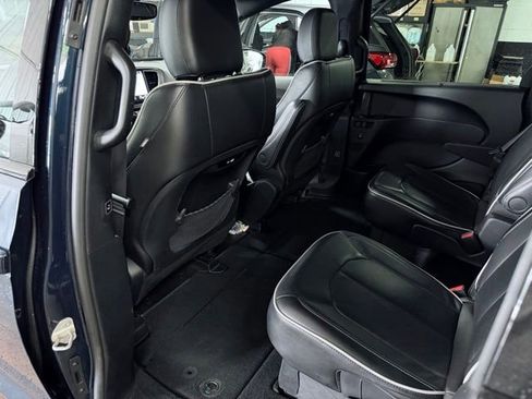 Used 2025 Chrysler Pacifica Limited FWD image 24