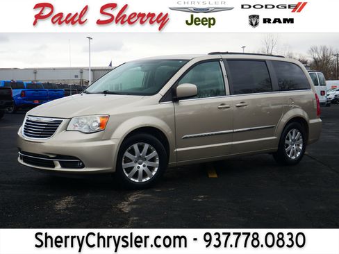 Used 2014 Chrysler Town & Country Touring image 1