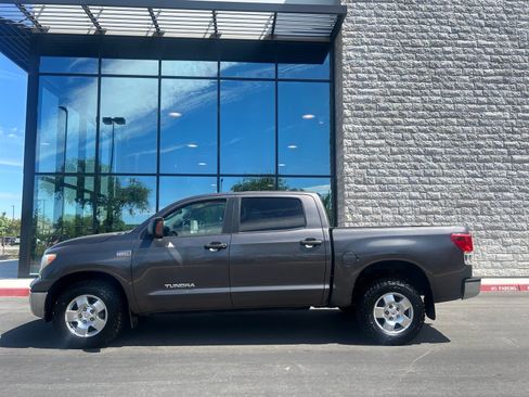Used 2012 Toyota Tundra 4x4 CrewMax w/ Tow Pkg image 2
