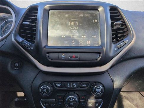 Used 2016 Jeep Cherokee Limited image 10