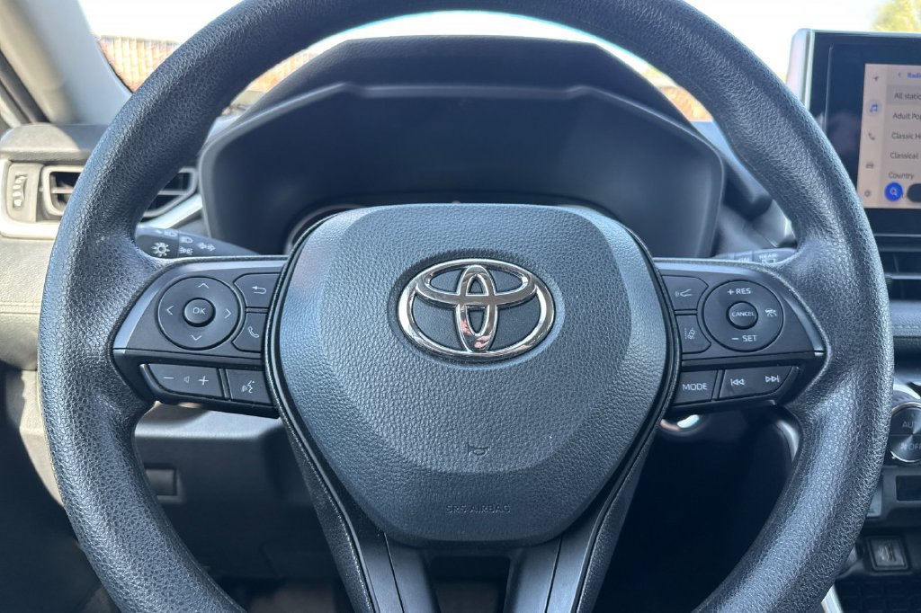 Used 2025 Toyota RAV4 XLE AWD/4WD image 29