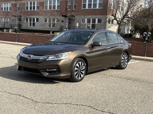 Used 2017 Honda Accord Hybrid Sedan image 2