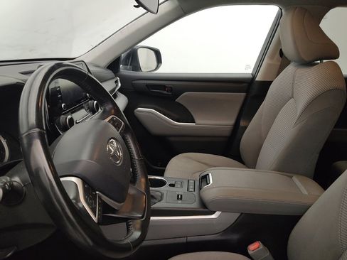 Used 2022 Toyota Highlander LE image 17