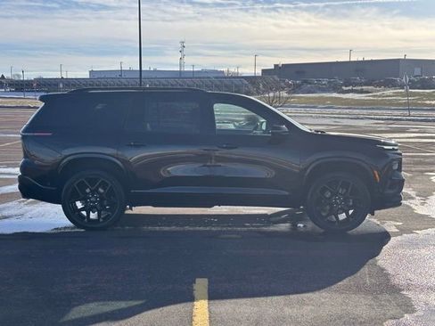 Used 2025 Chevrolet Traverse RS image 2