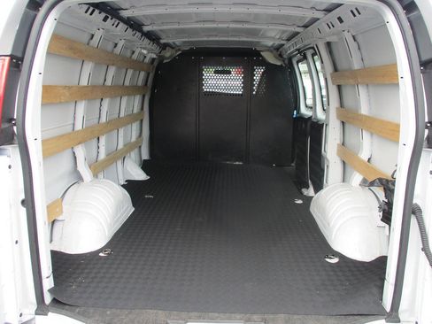 Used 2024 GMC Savana 2500 w/ Driver Convenience Package image 10