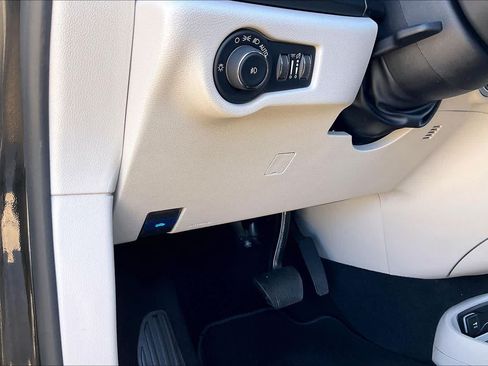 Used 2024 Chrysler Pacifica Touring-L FWD image 27