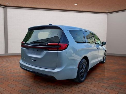 Used 2023 Chrysler Pacifica Touring-L FWD image 5