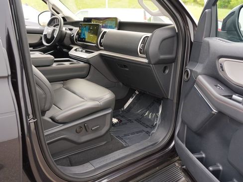 Used 2025 Ford Expedition Active AWD/4WD image 32