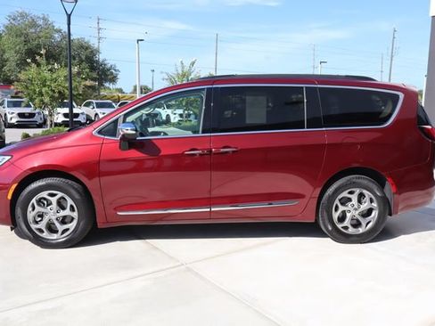 Used 2023 Chrysler Pacifica Limited w/ Trailer Tow Group AWD/4WD image 7