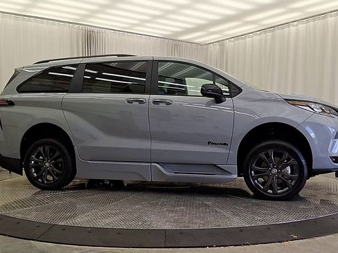 Used 2025 Toyota Sienna XSE w/ XSE Plus Package FWD image 9