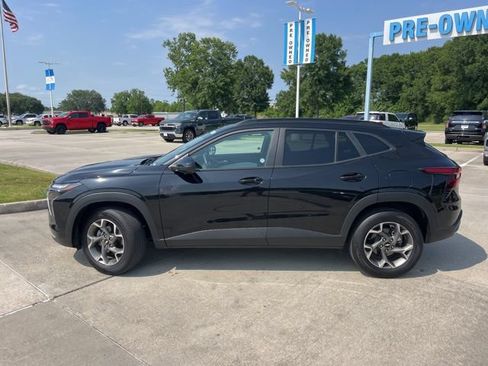 Used 2025 Chevrolet Trax LT w/ LT Convenience Package FWD image 3