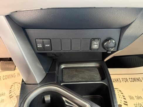 Used 2018 Toyota RAV4 XLE AWD/4WD image 29