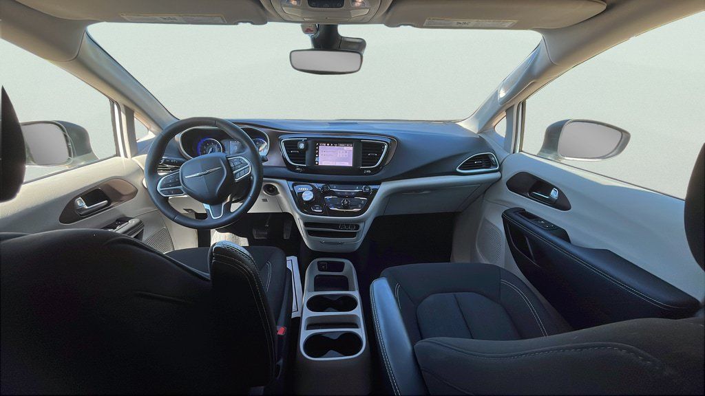 Used 2023 Chrysler Voyager LX FWD image 9